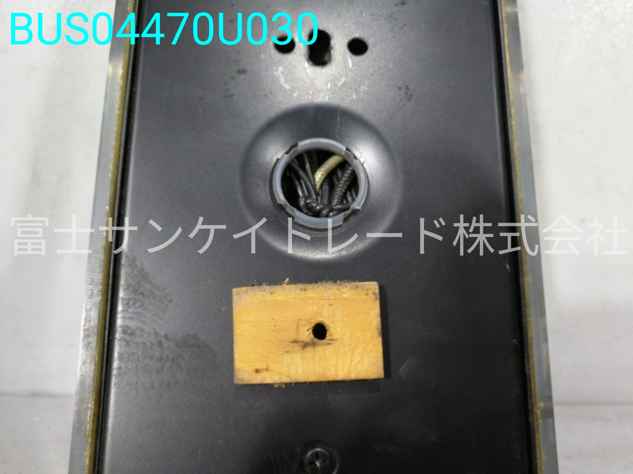 BUS04470U030