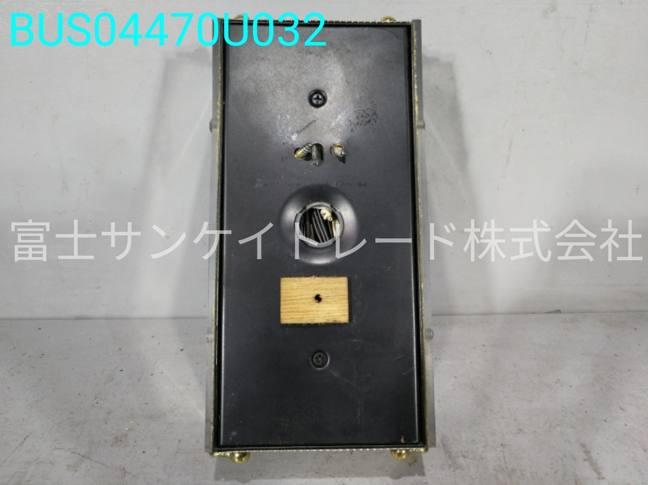 BUS04470U032