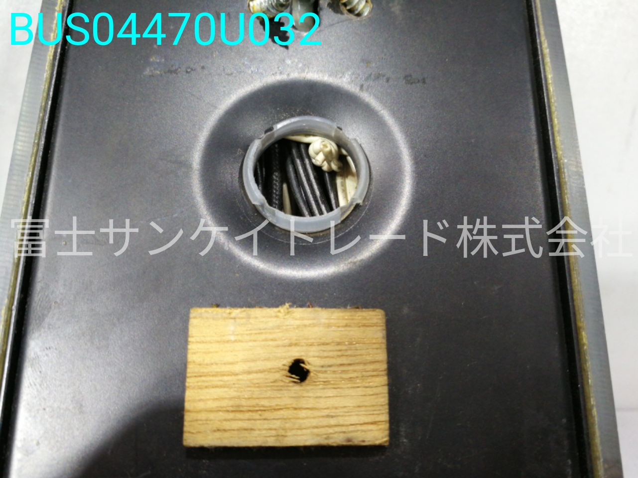 BUS04470U032