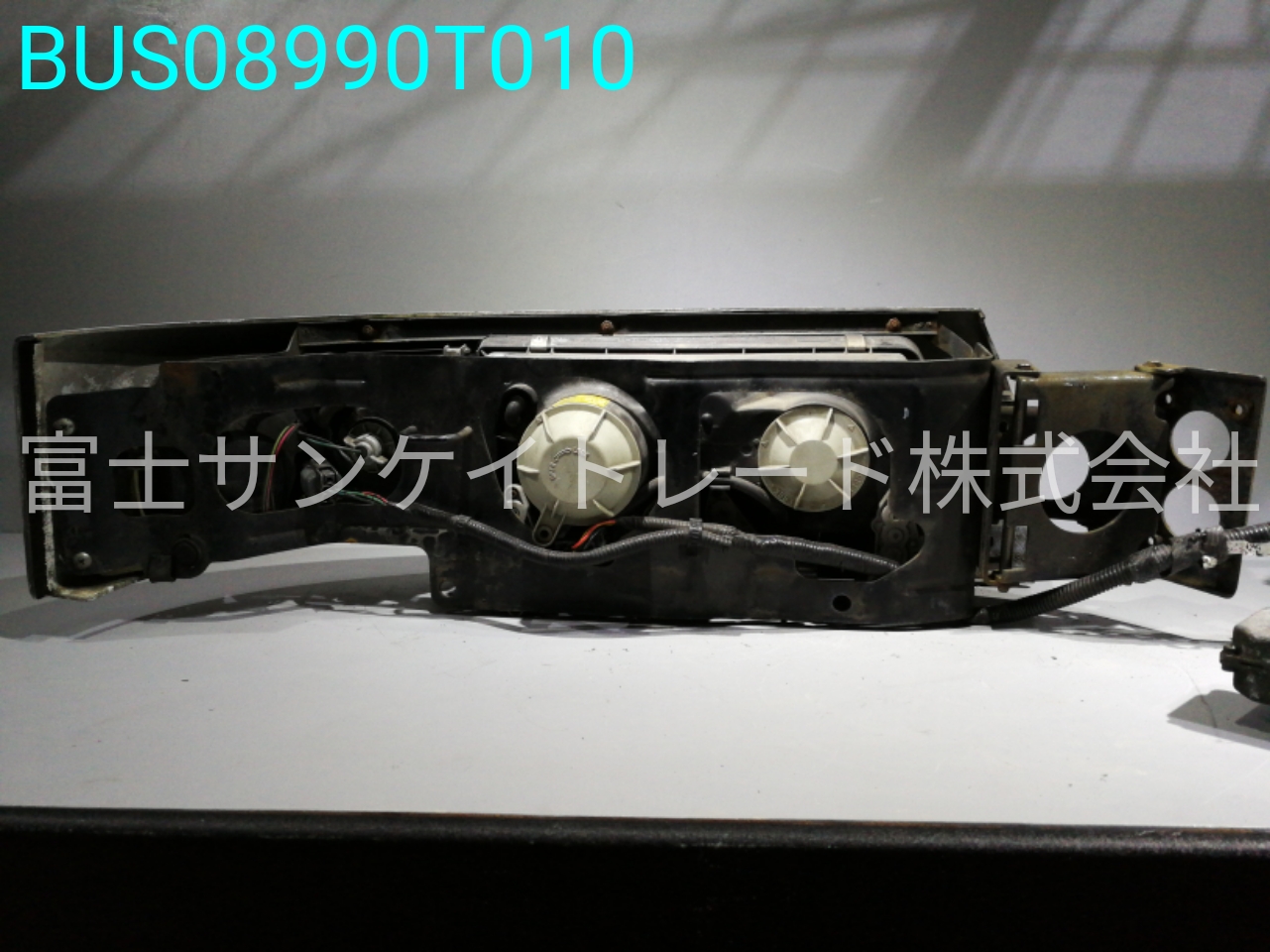 BUS08990T010