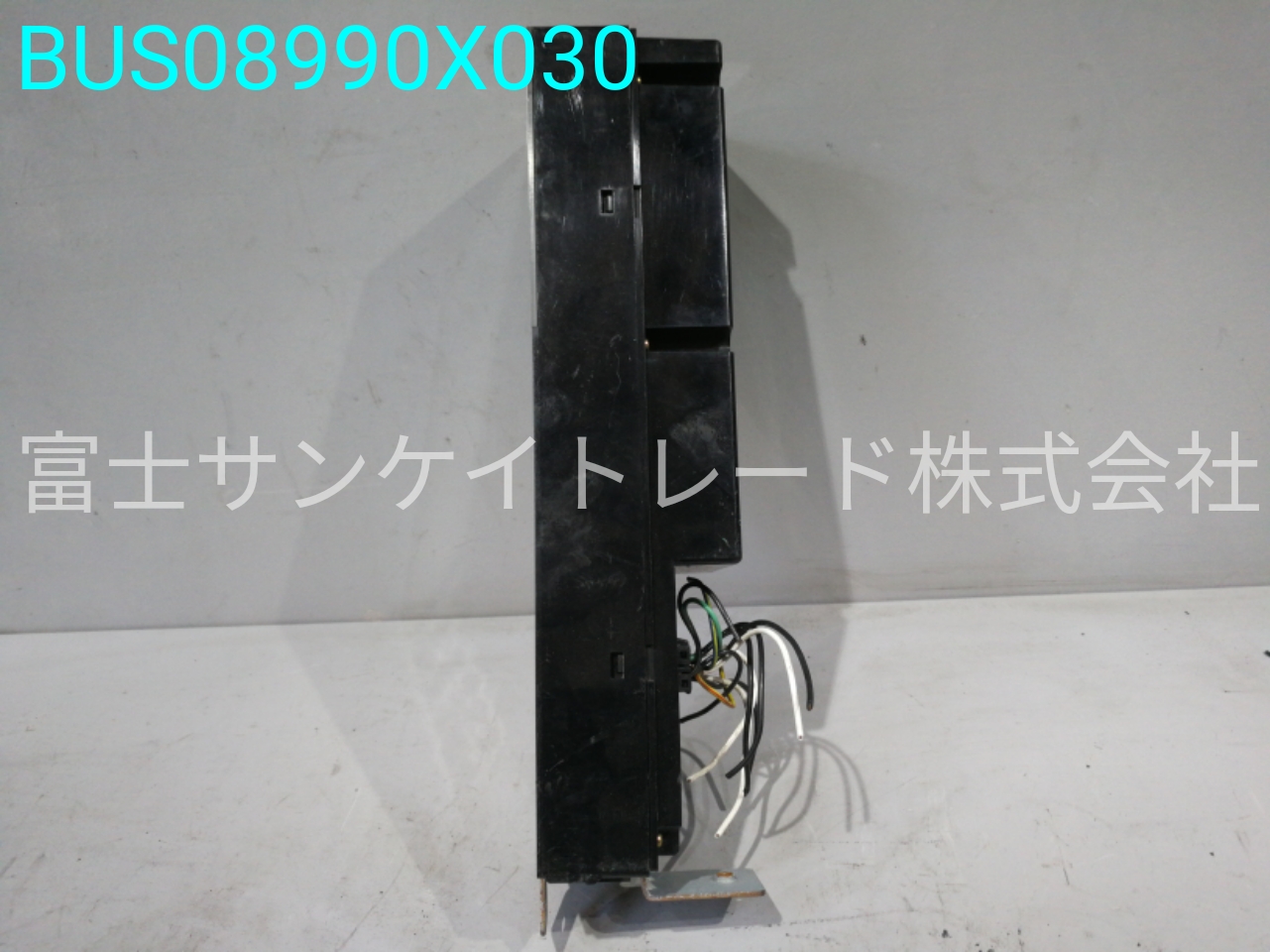 BUS08990X030
