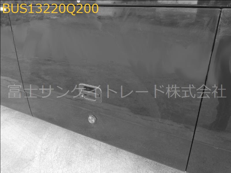 トランクパネル右中